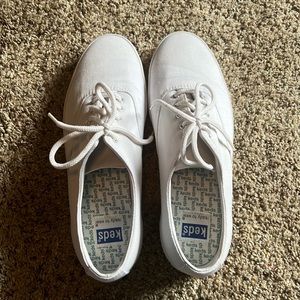 Gently used canvas tennis shoes. Worn twice. Like new!